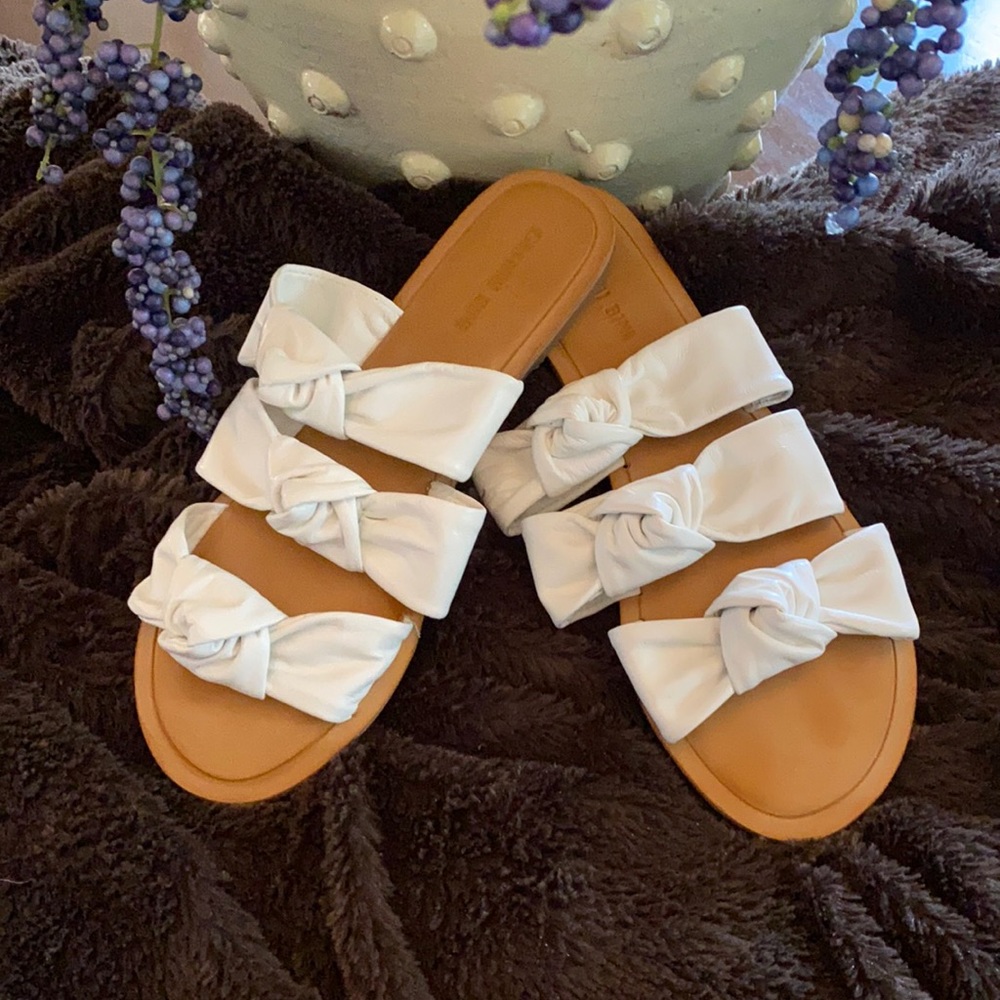 NWOT 🌸 GIANNI BINI white leather slides